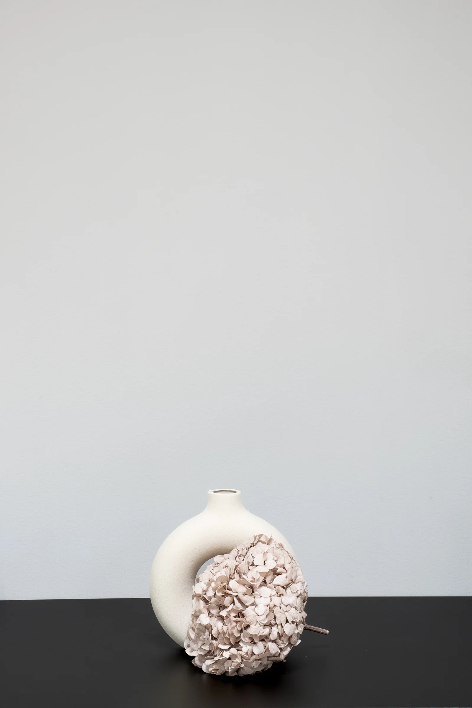 Detaljbild av Premium Hortensia som konserverad blomma i kaffe