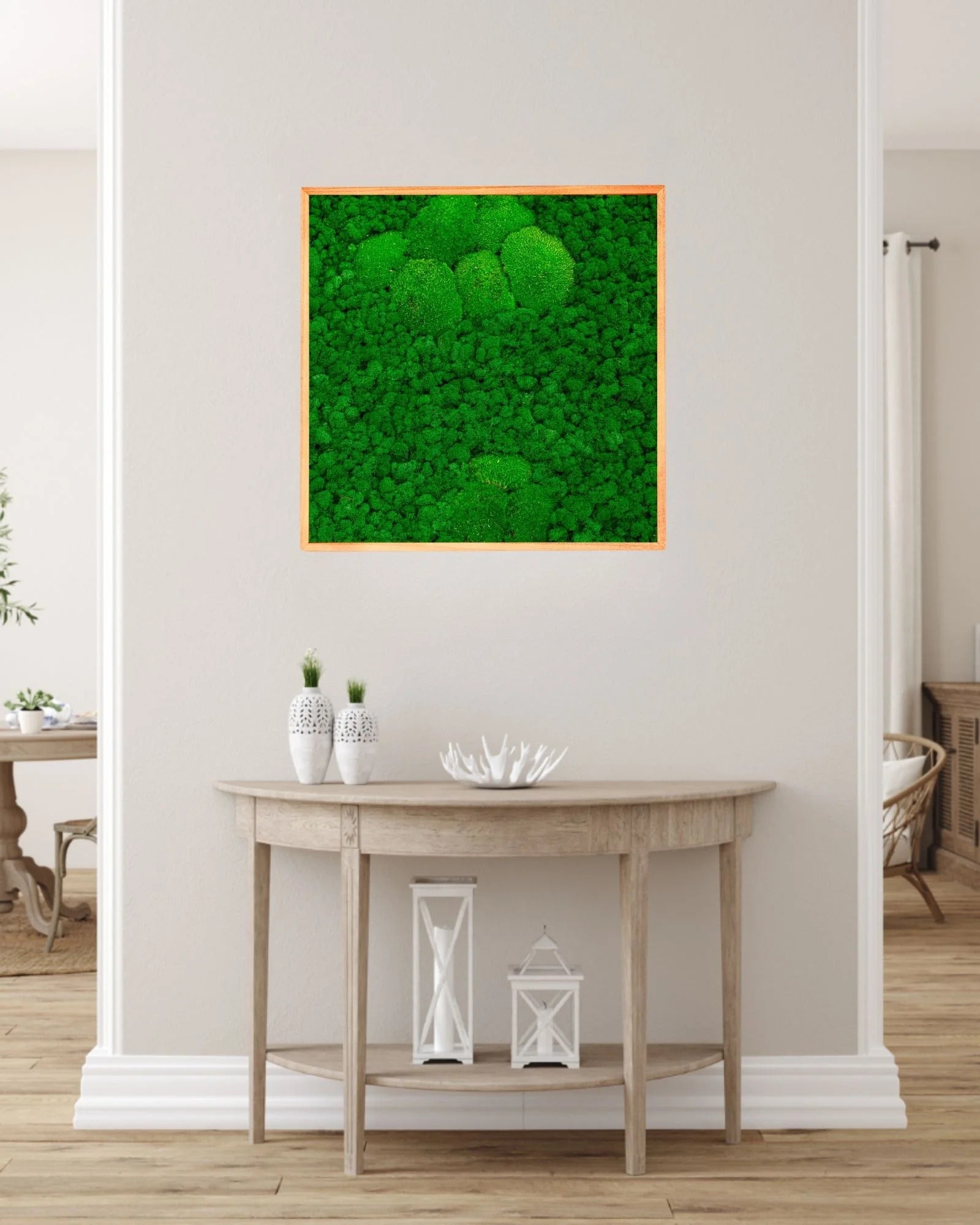 Kvadratisk mosstavla med grön bollmossa och lichen – mosstavla från Forever Flora – 110×110 cm