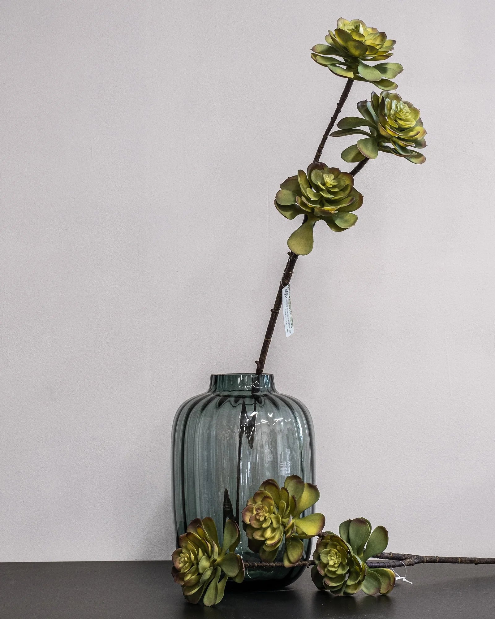 Närbild på detaljerna i Konstgjord lotusblomma grön – 79 cm