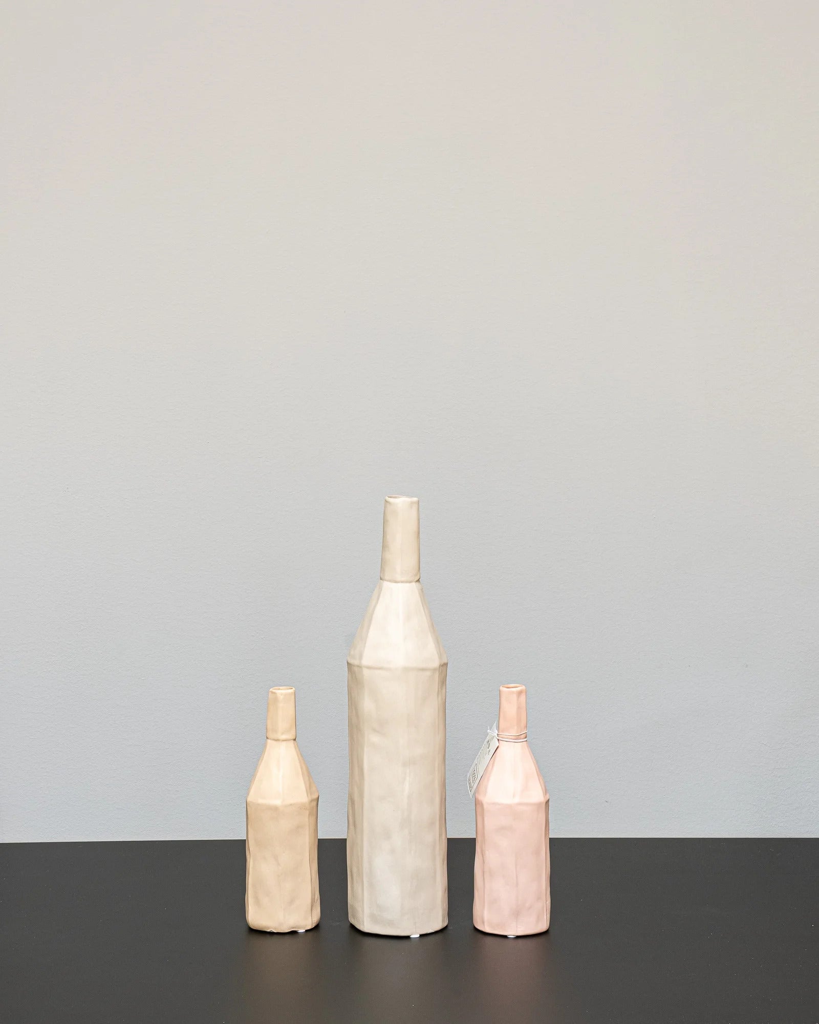 Bottle Keramikvase in der Variante Klein, Matt Beige