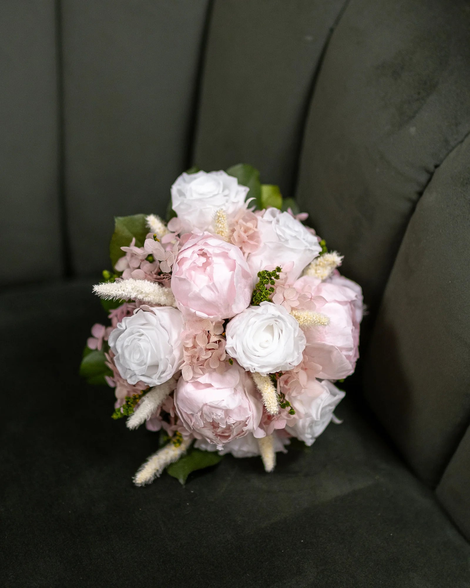 Premium handgjord Rosor och Pioner med stabiliserade pioner och bevarade blommor från Forever Flora
