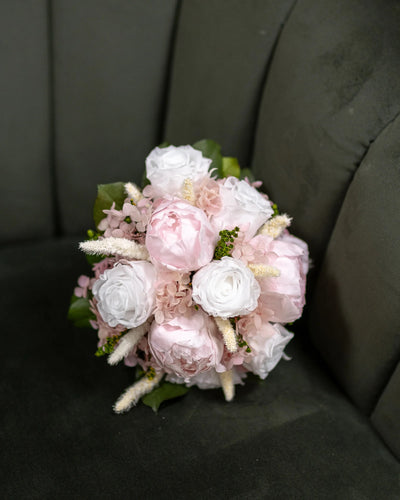 Premium handgjord Rosor och Pioner med stabiliserade pioner och bevarade blommor från Forever Flora