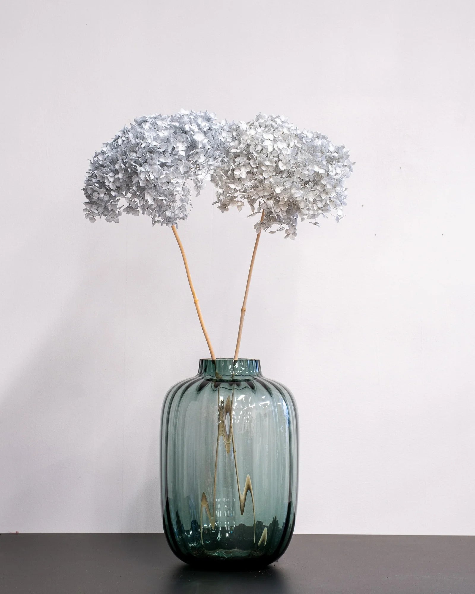 Hortensia Lång 60 cm som vasdekoration för hem och inredning i vit