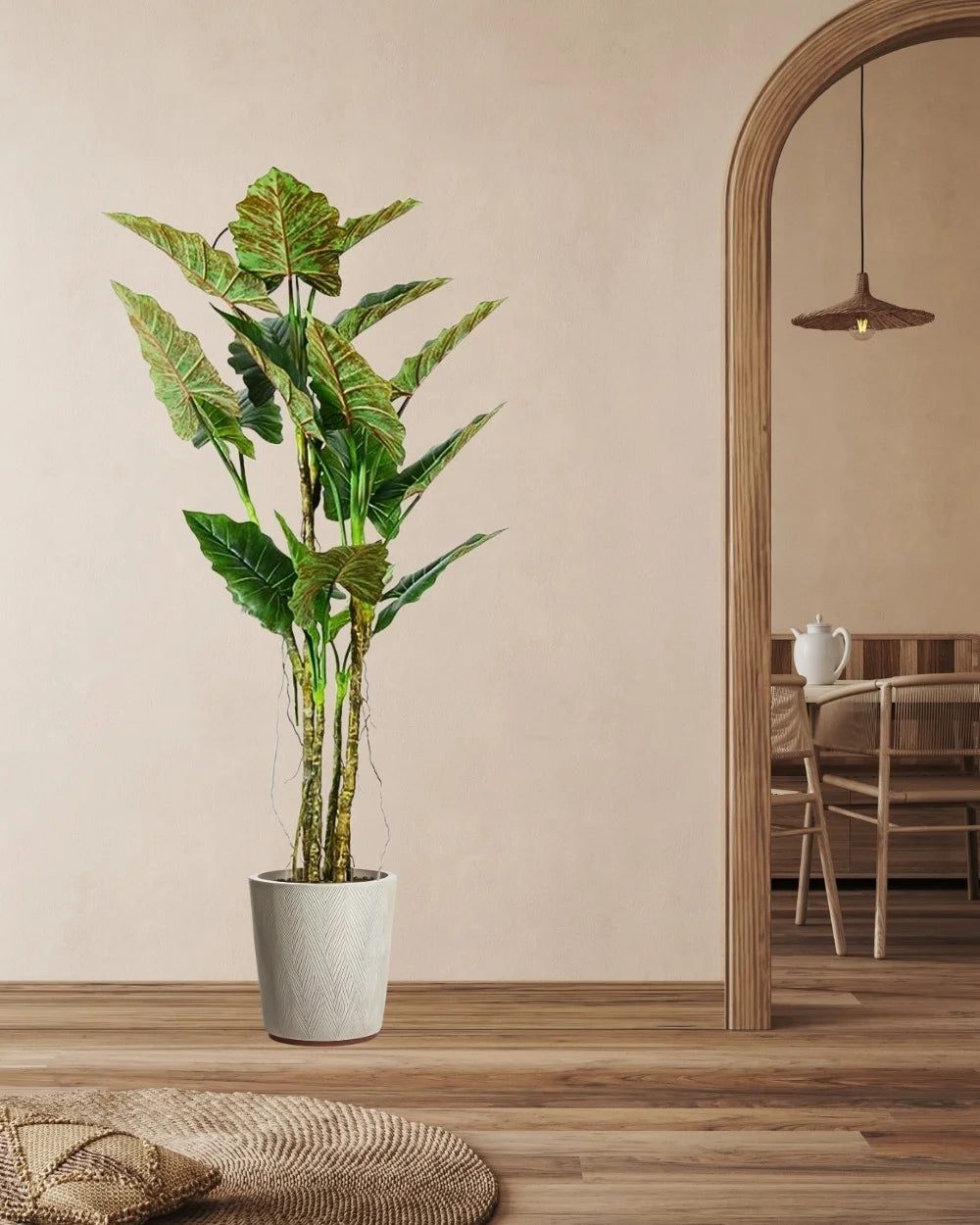 Närbild på detaljerna i Konstgjort Colocasia träd med plastkruka
