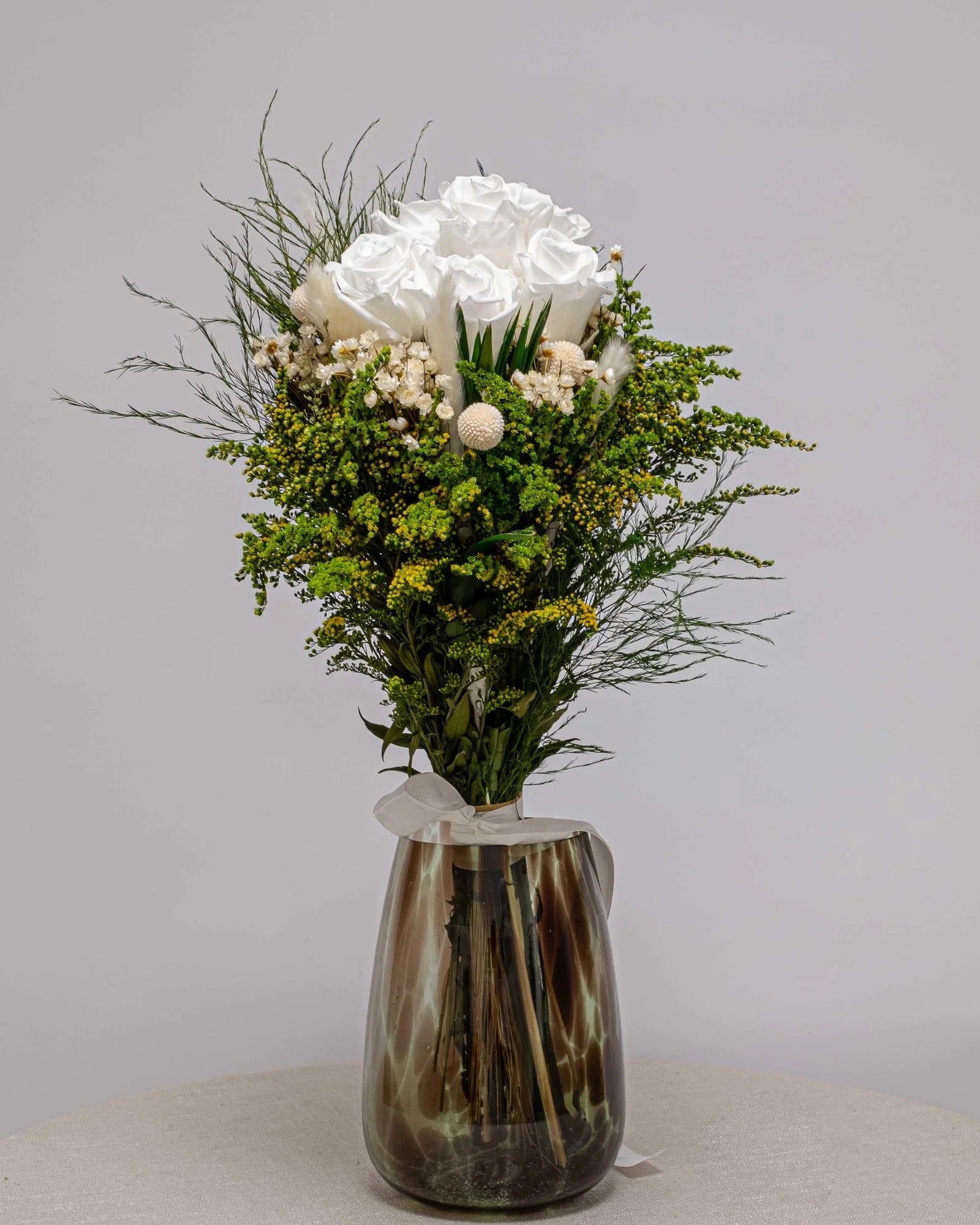 Premium handgjord Sepid bukett med evighetsrosor och bevarade blommor från Forever Flora