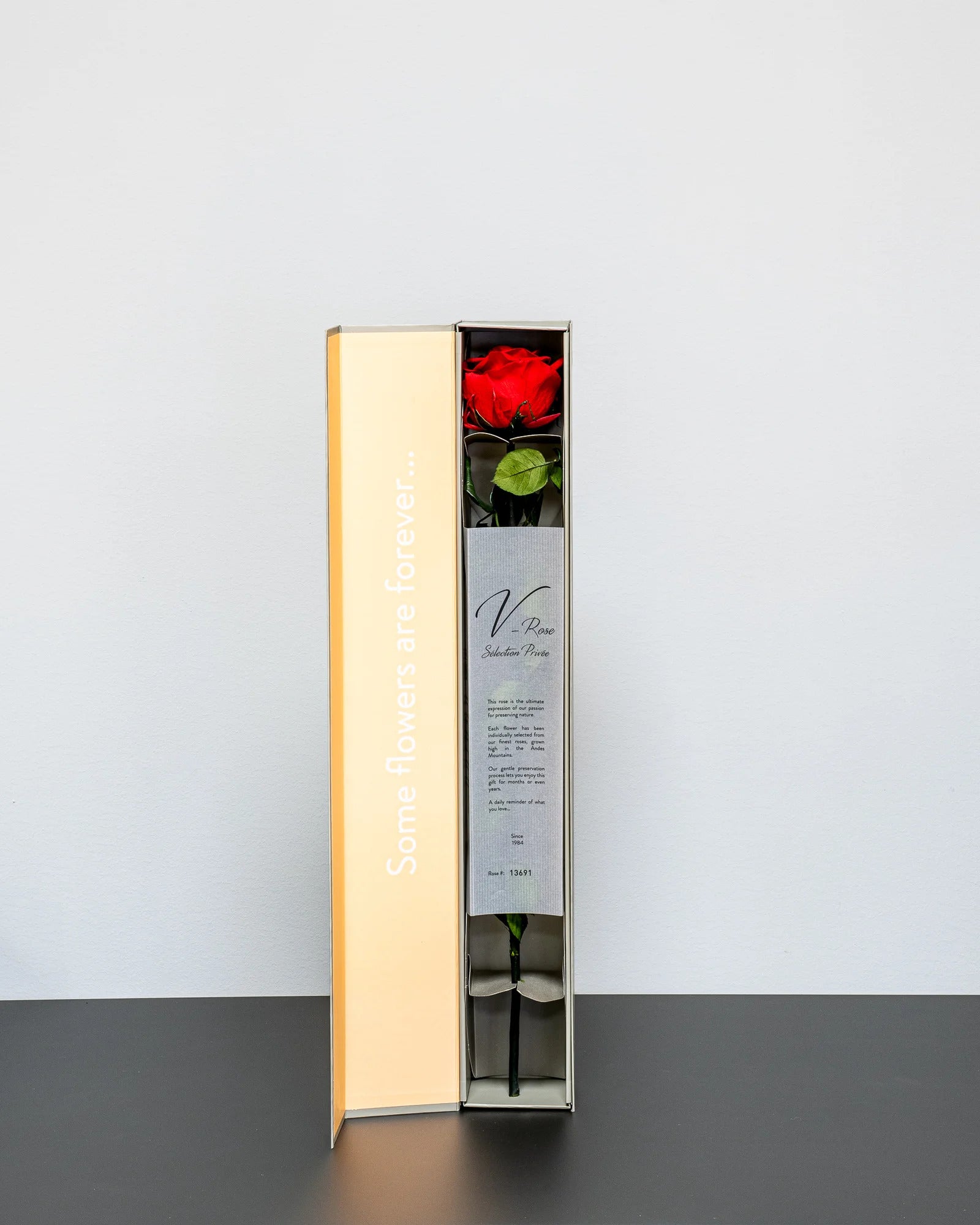 Singel Giftbox - V Rose - rosbox från Forever Flora i mörkblå
