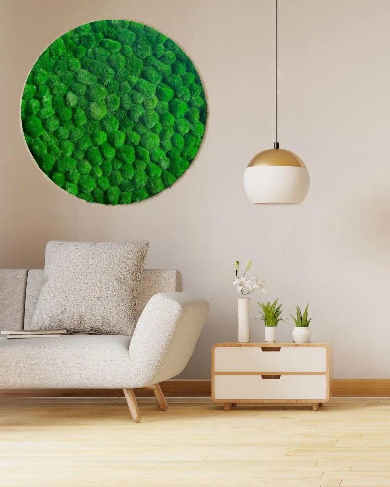 Detaljerad vy av Rund mosstavla med bollmossa med naturlig mossstruktur – Q 80 cm