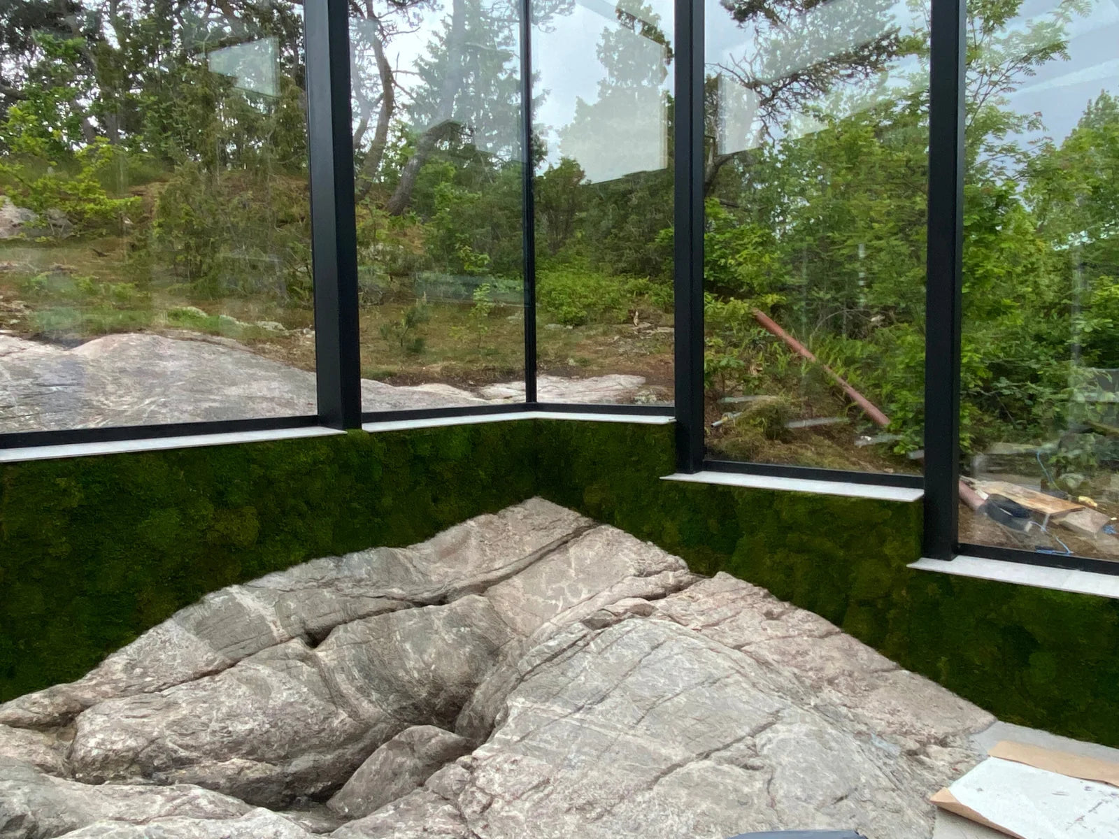En elegant underhållsfri mossvägg av plattmossa som pryder inredningen på Vann Spa i Brastad.