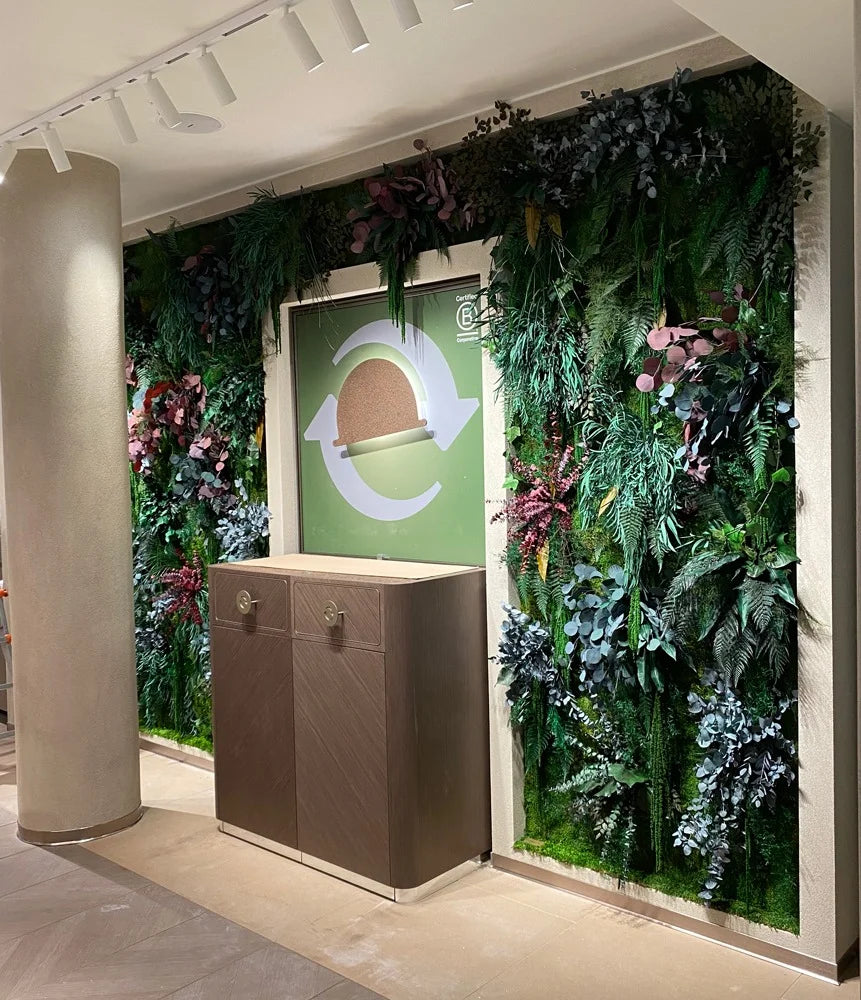 Underhållsfri växtvägg med konserverade växter i en Nespresso-butik i Täby.