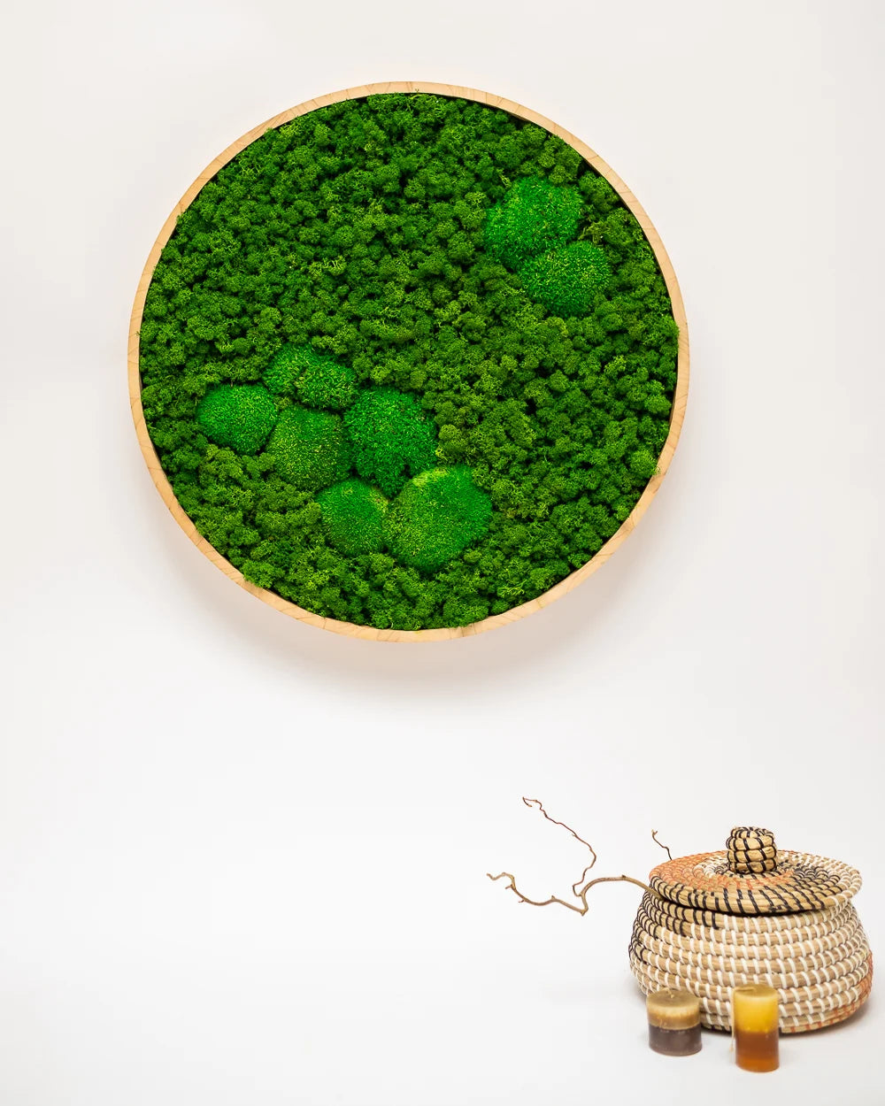 Närmare vy av form och mossyta i Rund mosstavla med grön bollmossa och lichen – Q 60cm